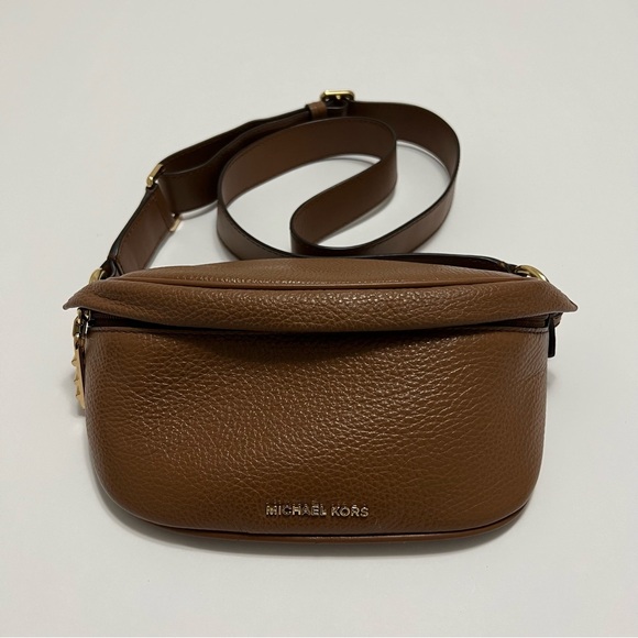 Michael Kors Pebbled Leather Sling Pack – Pre-Owned - Picture 1 of 6